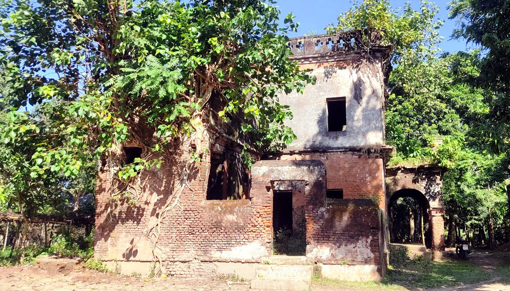 এক সময়ের জমিদার বাড়িটি এখন পরিত্যক্ত ভুতুড়ে বাড়ি!